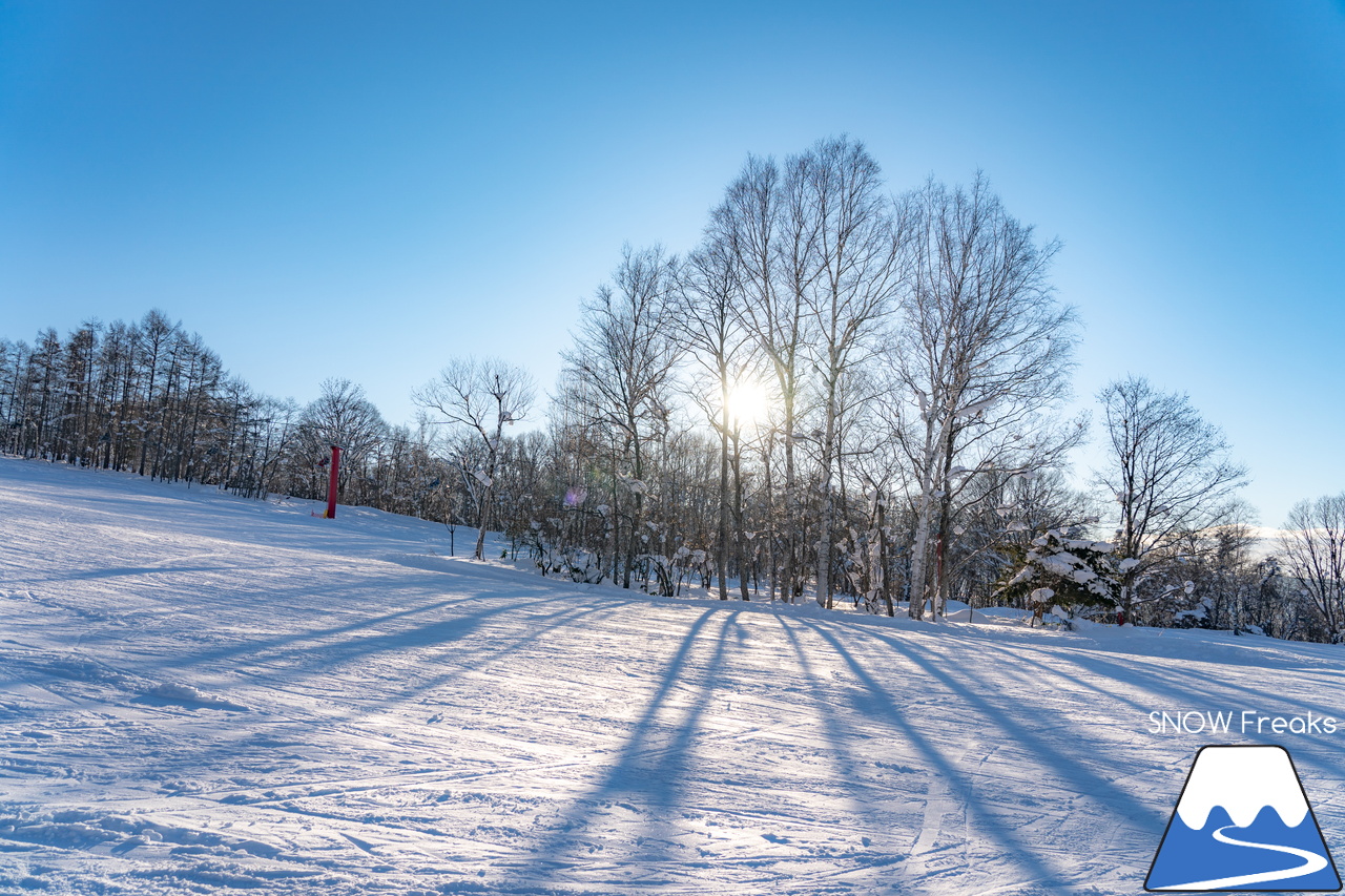 カムイスキーリンクス｜３連休の中日は絶好のスキー＆スノーボード日和☆澄み切った青空に巨大なスノーモンスターが映える！